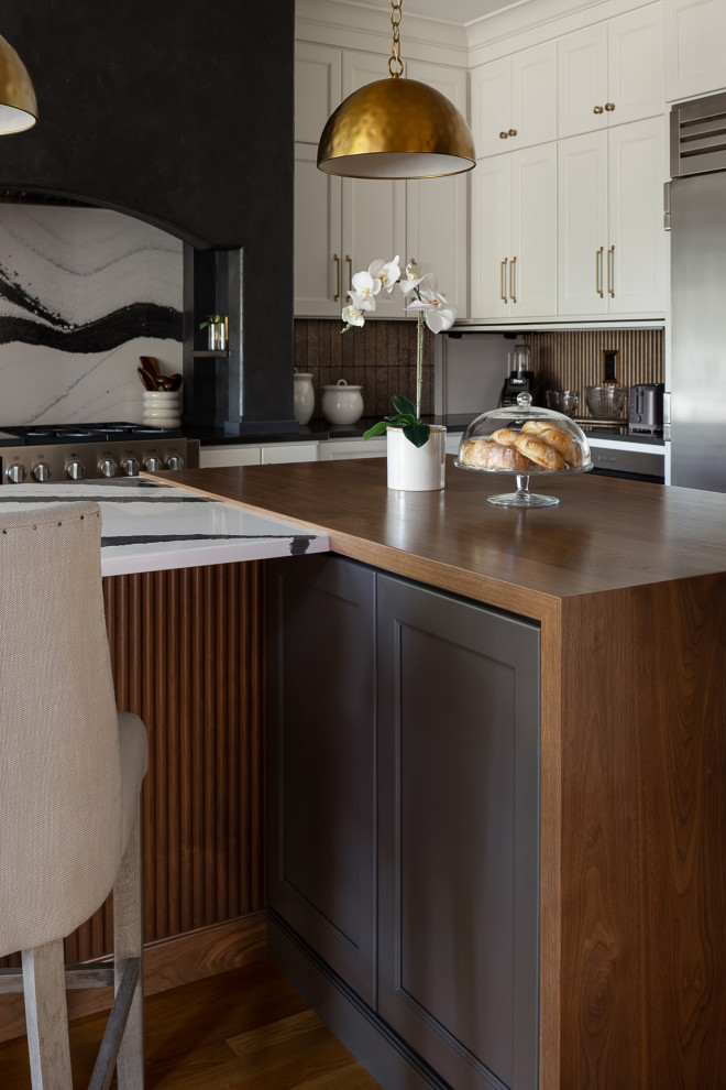 Kitchen - transitional kitchen idea in Columbus