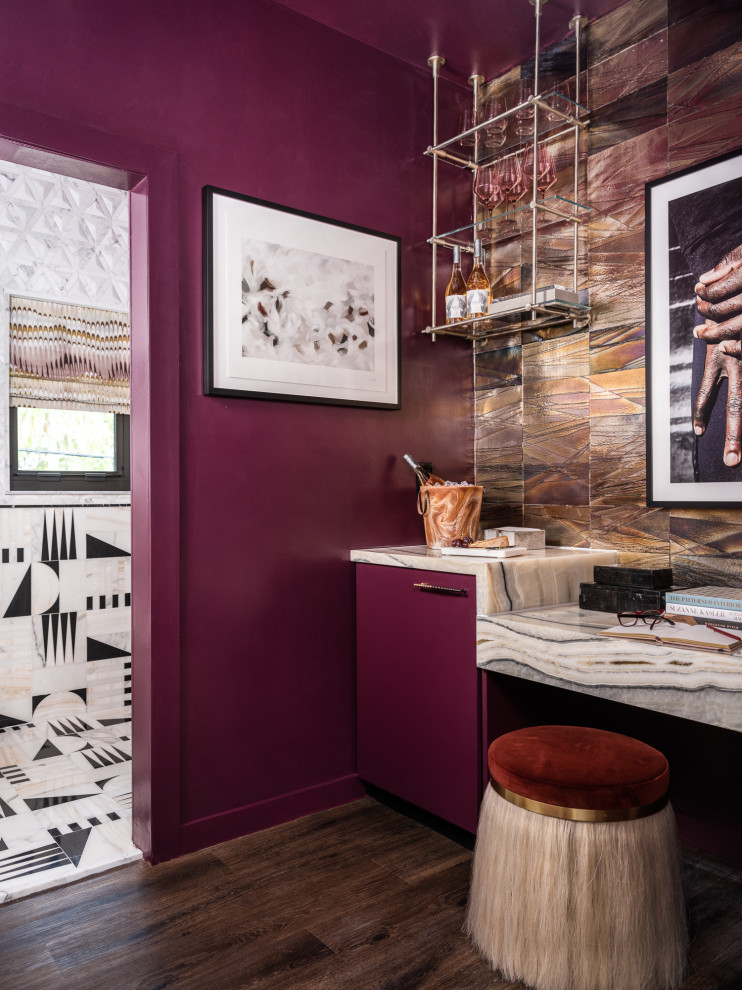 Cette image montre un bureau minimaliste de taille moyenne avec un mur multicolore, un sol en bois brun, aucune cheminée et un bureau intégré.
