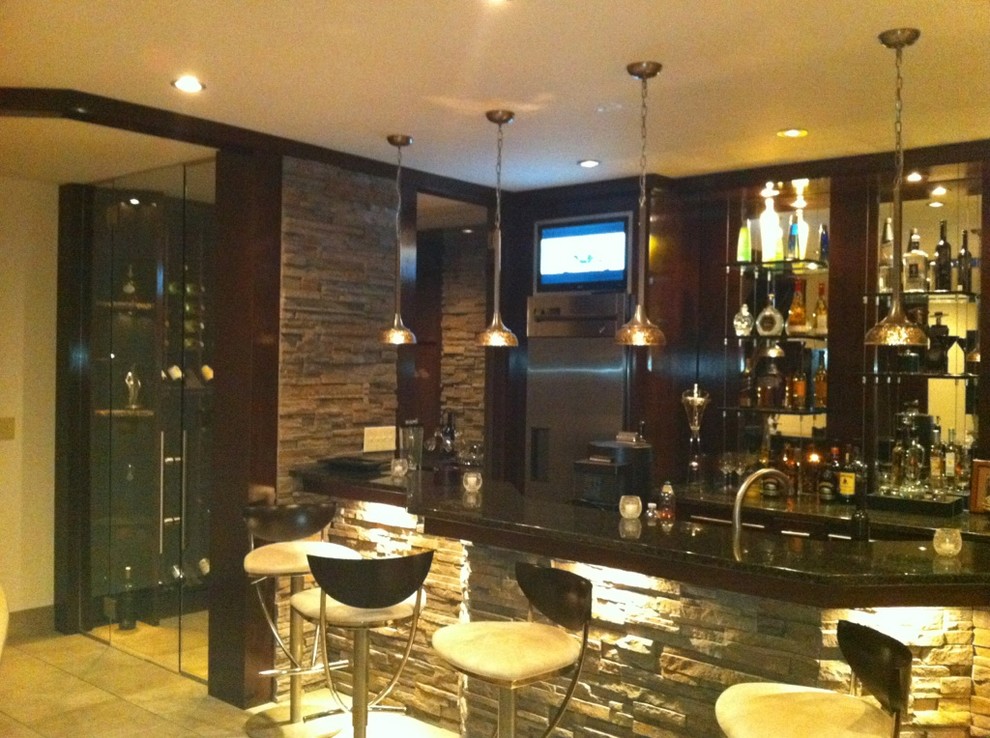 This is an example of a modern home bar in Chicago.