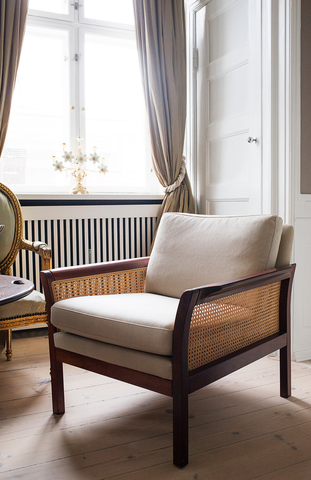 Design ideas for a transitional living room in Copenhagen.