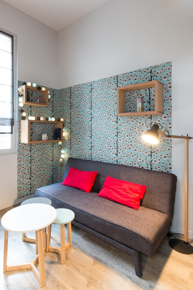 Réalisation d'une petite chambre d'enfant design avec un bureau, un mur gris, parquet clair et un sol beige.