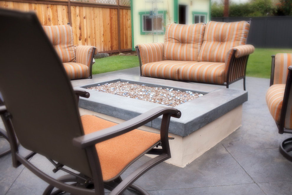Design ideas for a mid-sized transitional backyard full sun garden in Orange County with a fire feature.