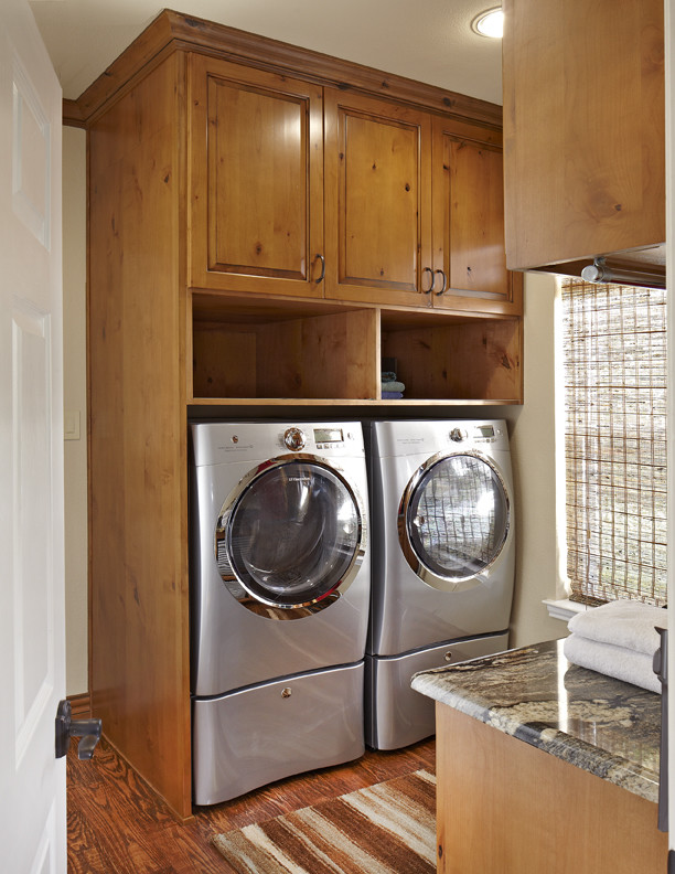 Design ideas for a traditional laundry room in Dallas.