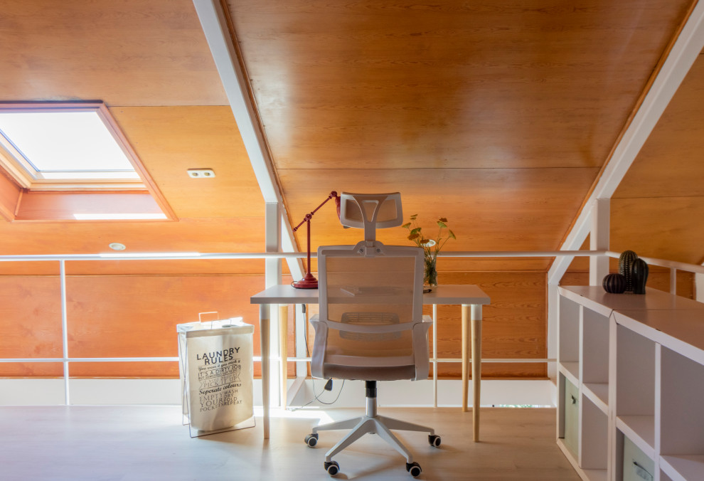 На фото: рабочее место среднего размера в стиле фьюжн с бежевыми стенами, полом из ламината, отдельно стоящим рабочим столом и серым полом с