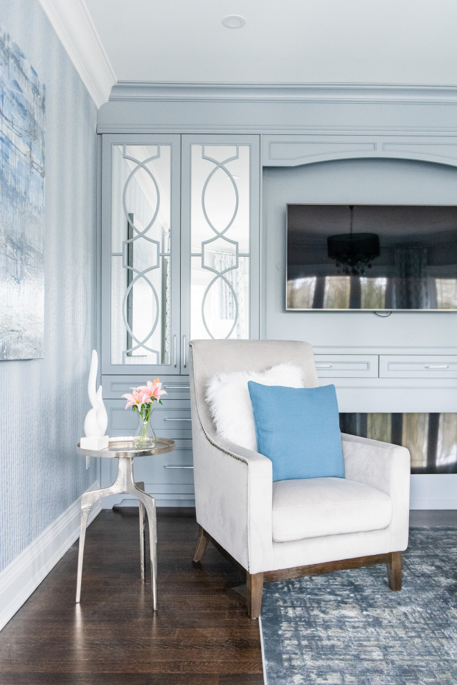 Example of a transitional home design design in Toronto