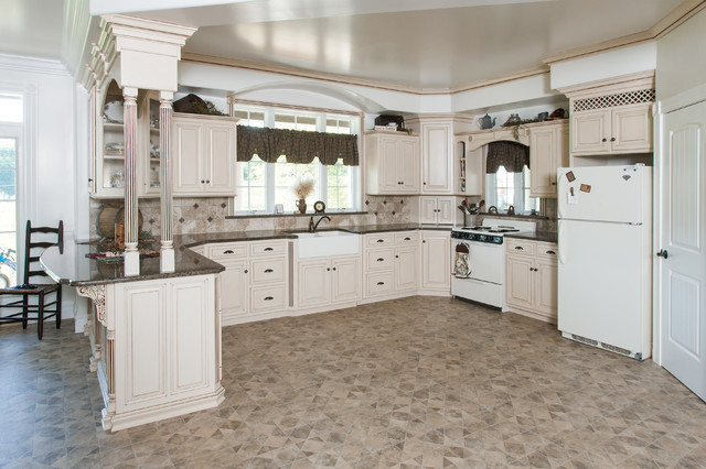 Tropical Brown granite kitchen by LappTops klassisk-koek