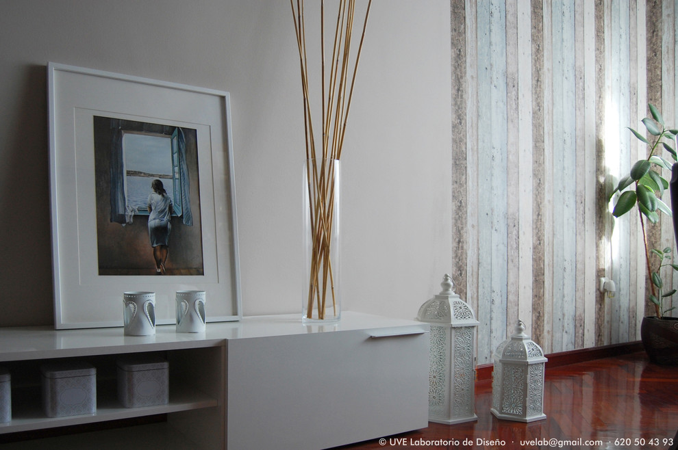 Modelo de salón cerrado moderno de tamaño medio sin chimenea con paredes beige, suelo de madera en tonos medios y televisor independiente