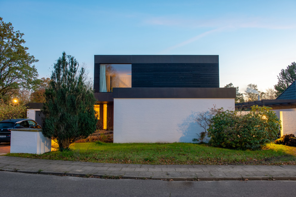 Design ideas for a mid-sized modern home design in Hamburg.