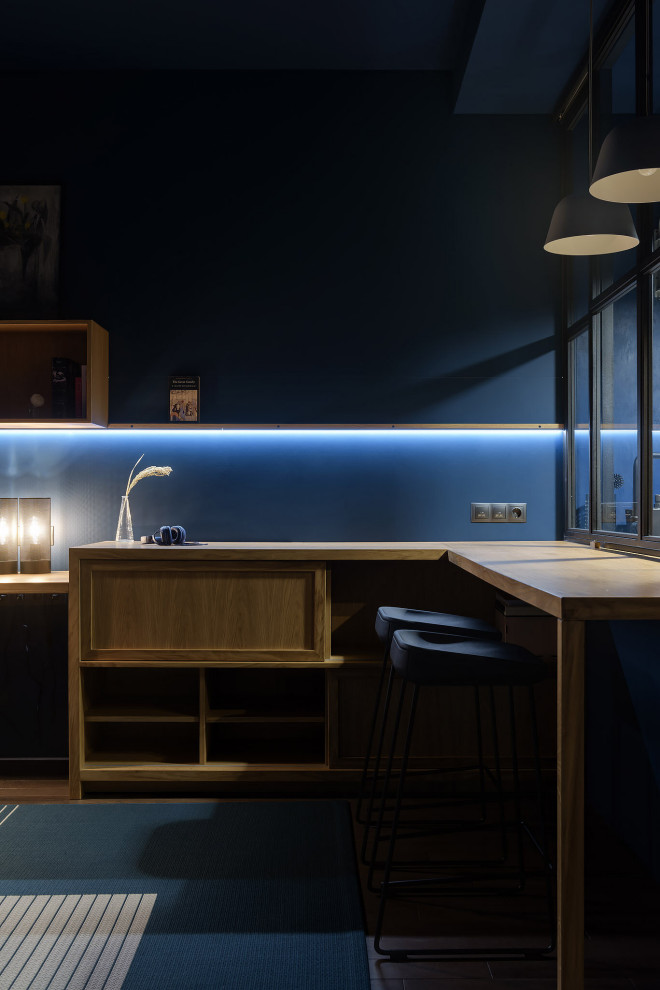 PL • гостиная с темно-синими стенами