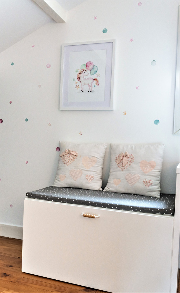 Foto de dormitorio infantil de 4 a 10 años pequeño con paredes verdes y suelo de madera clara