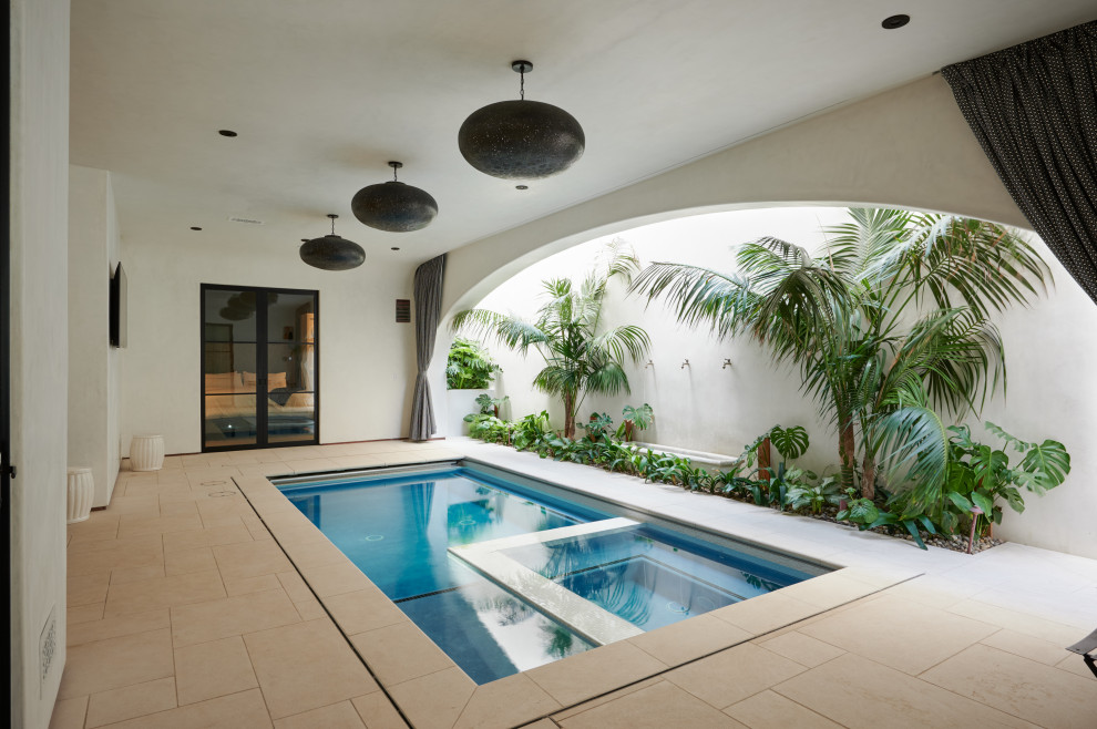 Idéer för att renovera en mellanstor medelhavsstil inomhus, rektangulär pool, med spabad och kakelplattor