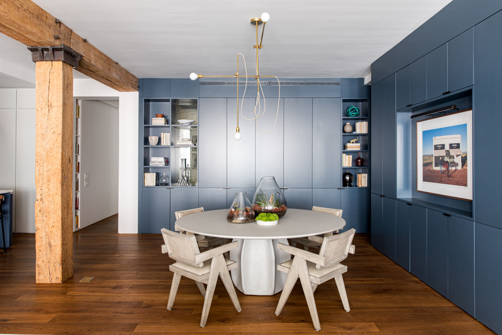 На фото: гостиная-столовая среднего размера в современном стиле с синими стенами и паркетным полом среднего тона с
