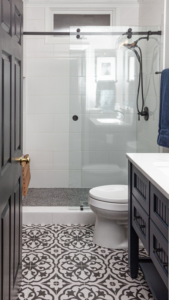 Foto på ett litet shabby chic-inspirerat vit badrum, med möbel-liknande, blå skåp, vit kakel, porslinskakel, klinkergolv i keramik, ett undermonterad handfat, bänkskiva i kvarts och dusch med skjutdörr