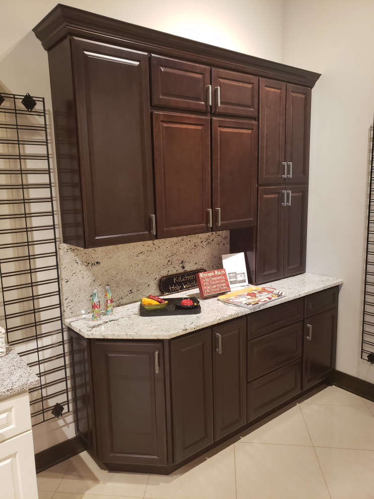 Kitchen - transitional kitchen idea in Chicago