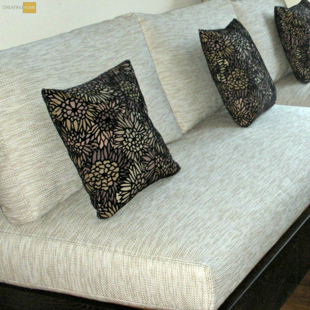 Example of a transitional home design design in Toronto