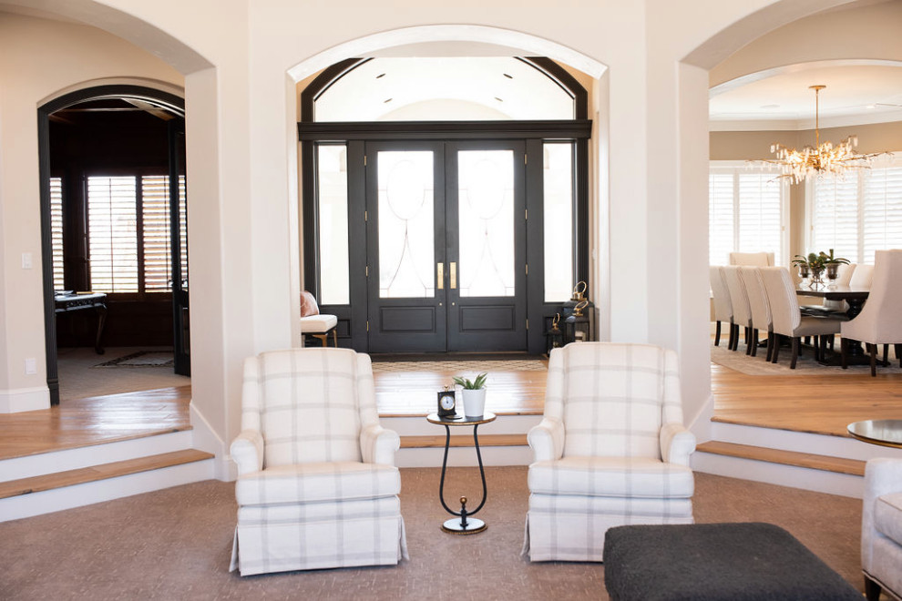 Example of a transitional entryway design in Denver