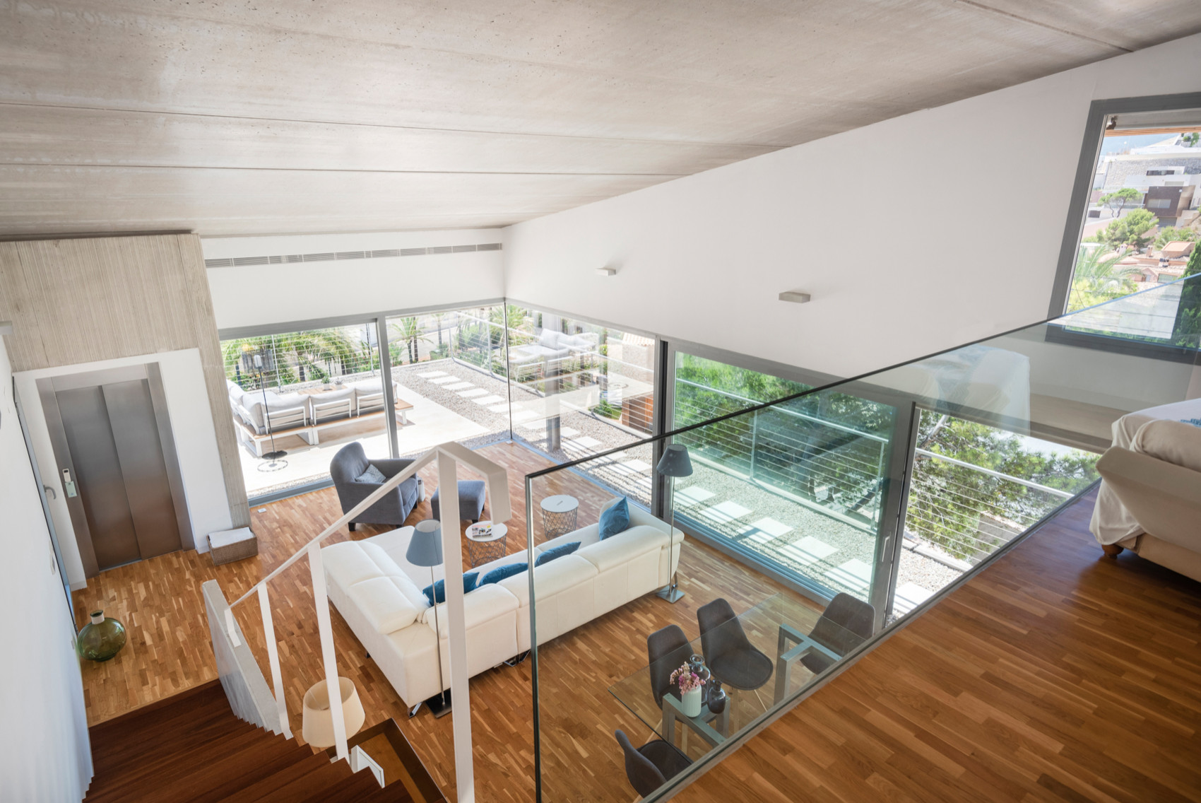 Casa Al Sur. Vivienda de hormigón prefabricado en desnivel.