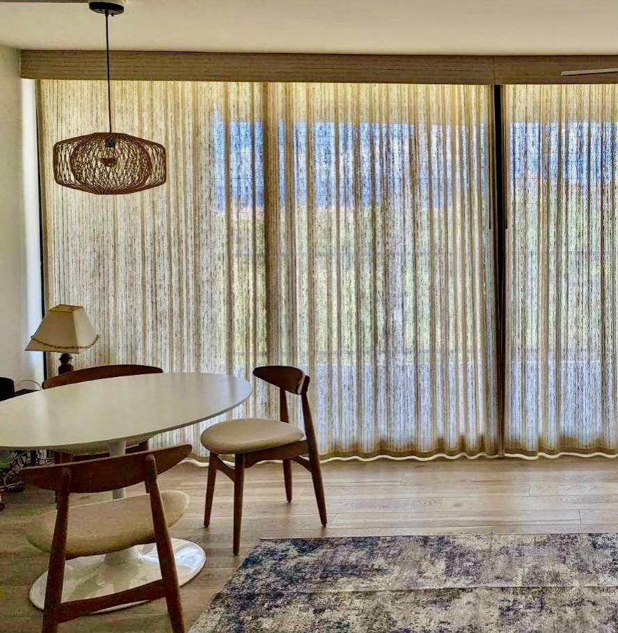 Photo of a small midcentury dining room in Hawaii with vinyl floors.