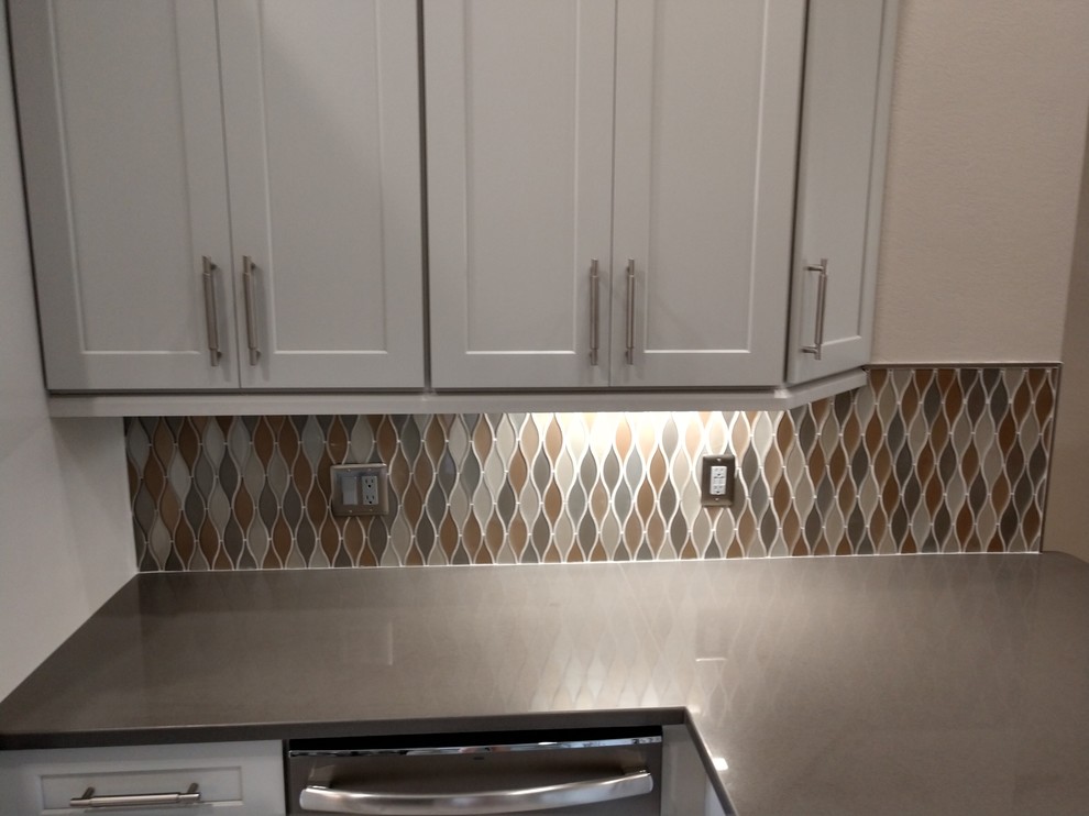 Example of a transitional home design design in Miami