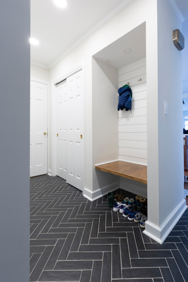 Idee per un piccolo ingresso con anticamera chic con pareti bianche, pavimento in gres porcellanato e pavimento nero