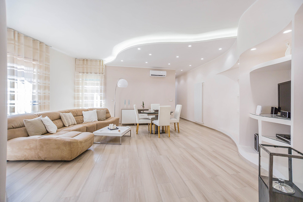 Scandinavian living room in Naples with pink walls, porcelain floors and beige floor.