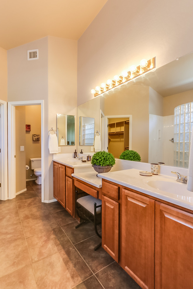 Transitional home design photo in Phoenix