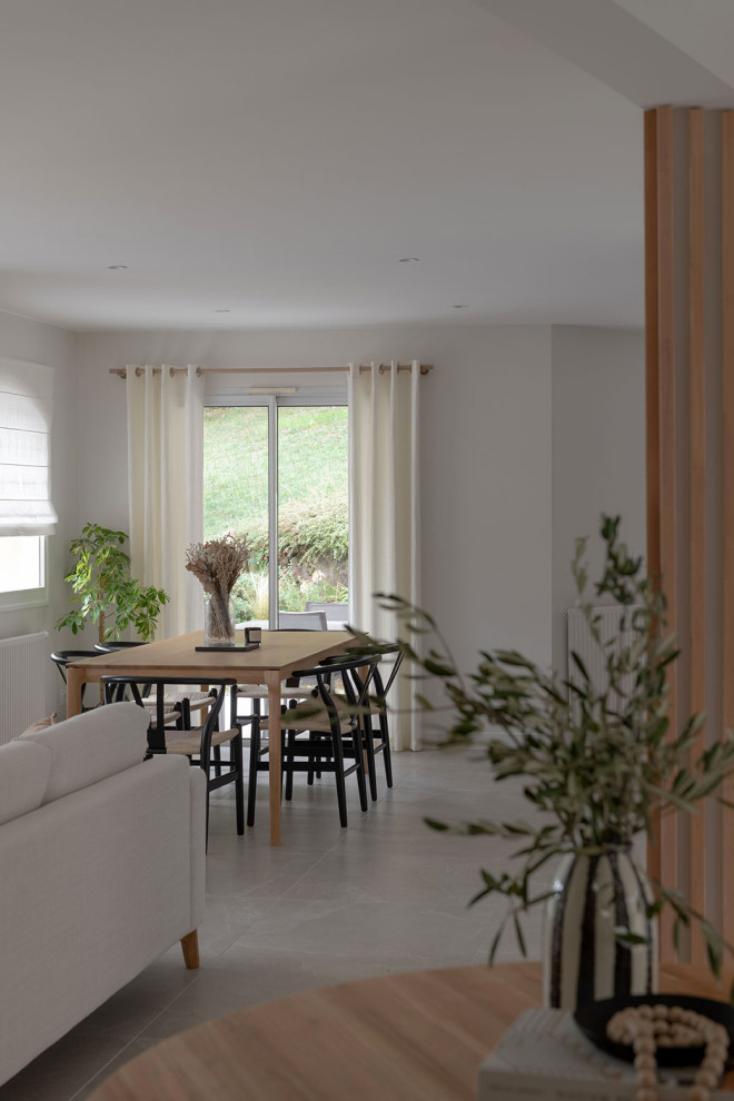 Idéer för att renovera ett stort minimalistiskt allrum med öppen planlösning, med vita väggar, klinkergolv i keramik och grått golv