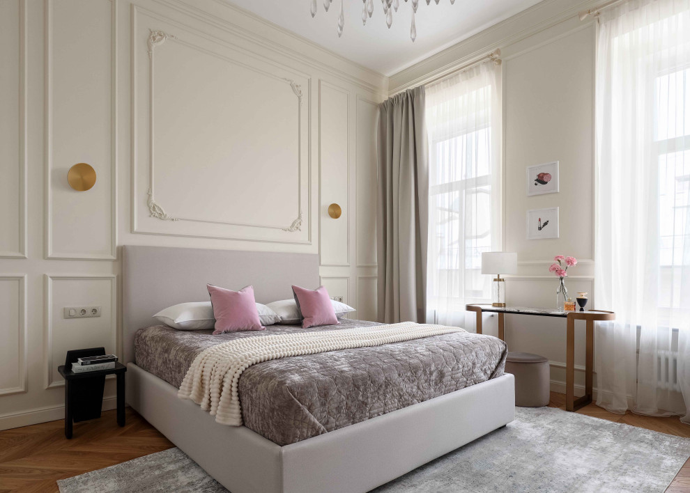 На фото: спальня в стиле неоклассика (современная классика) с бежевыми стенами, паркетным полом среднего тона, коричневым полом и панелями на части стены с