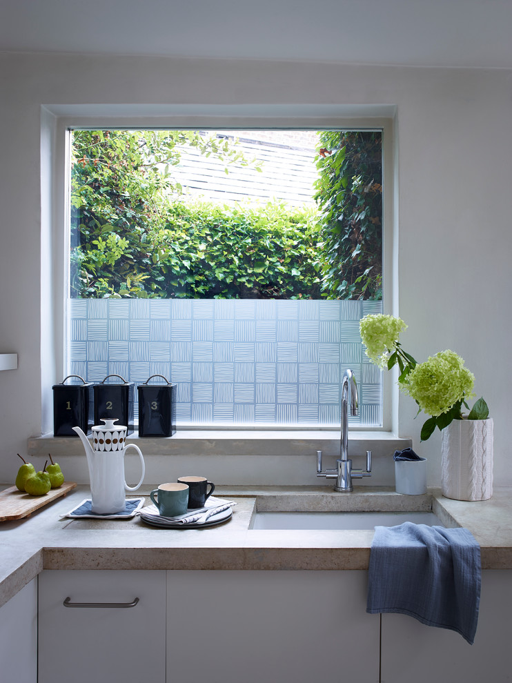 Inspiration for a transitional kitchen in Buckinghamshire with an undermount sink.