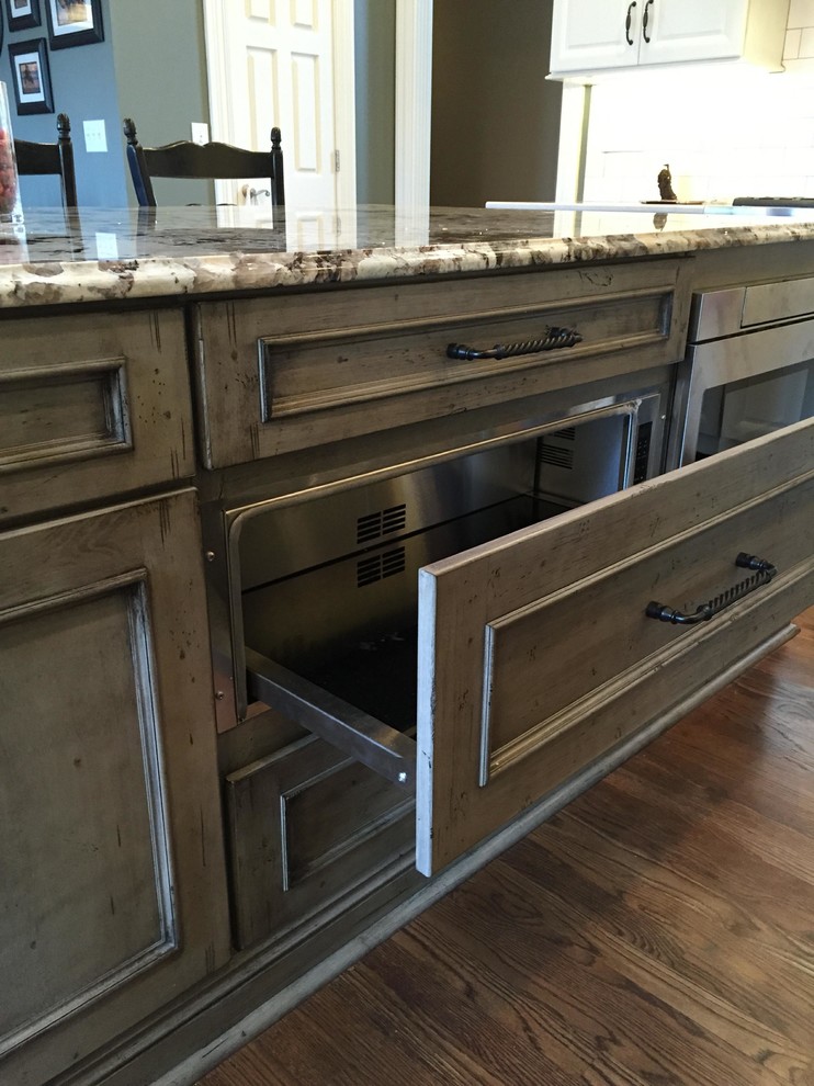 Kitchen - transitional kitchen idea in Indianapolis
