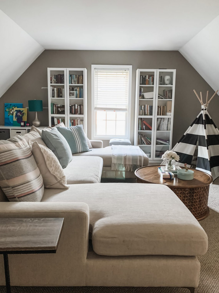 Esempio di un soggiorno tradizionale di medie dimensioni e chiuso con pareti bianche, moquette, TV a parete e soffitto a volta