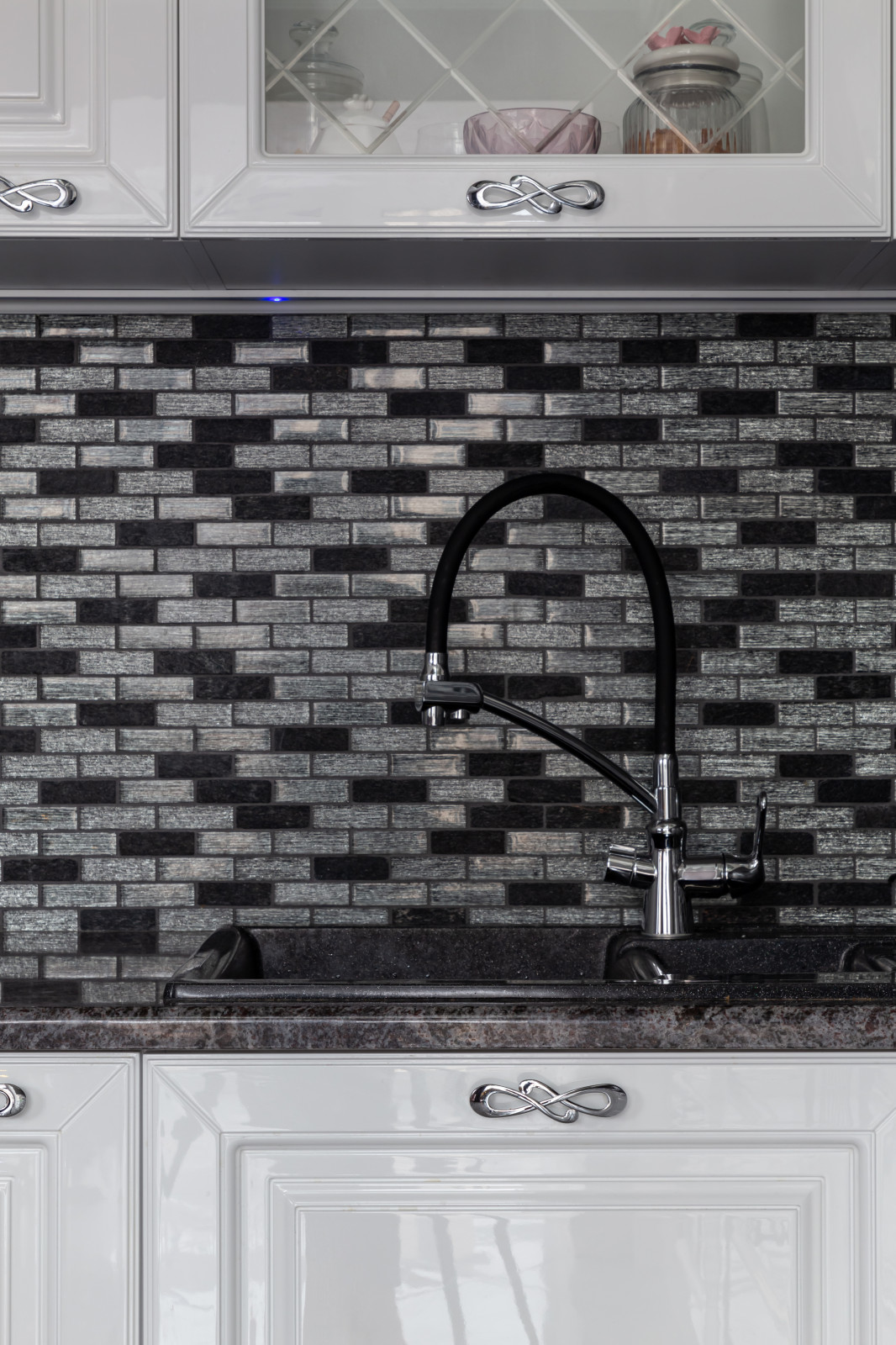 Белоснежная кухня в классике