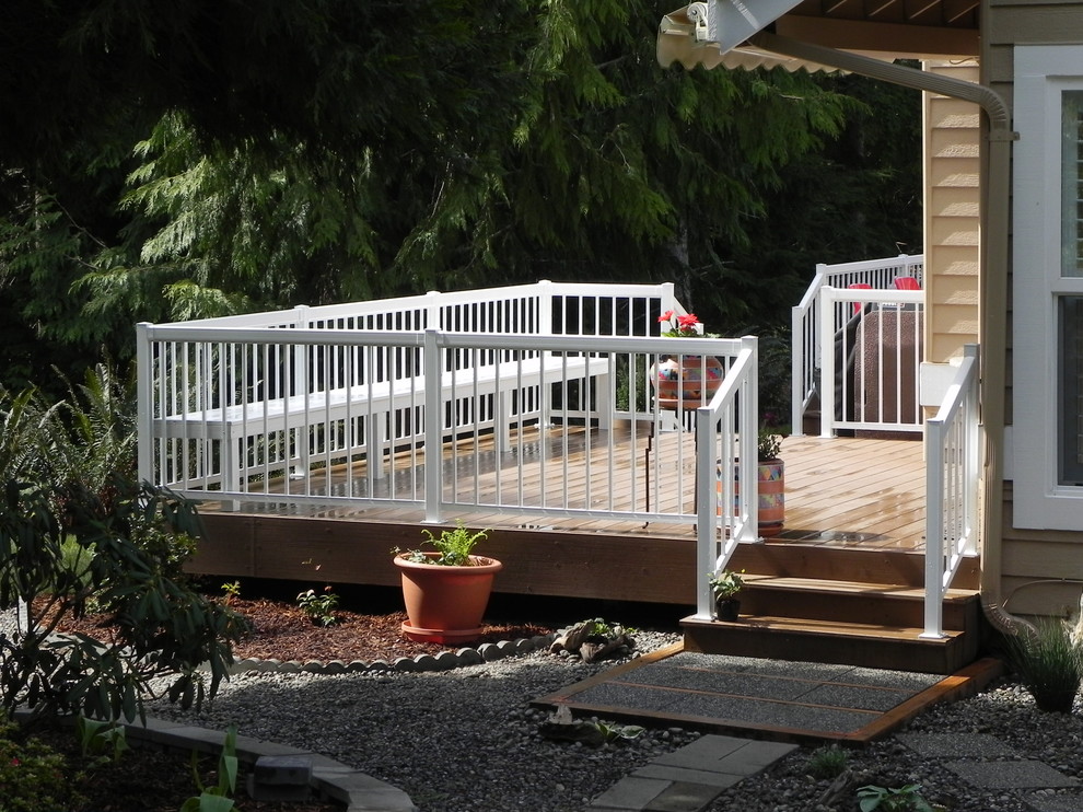 Design ideas for a mid-sized arts and crafts backyard deck in Seattle.