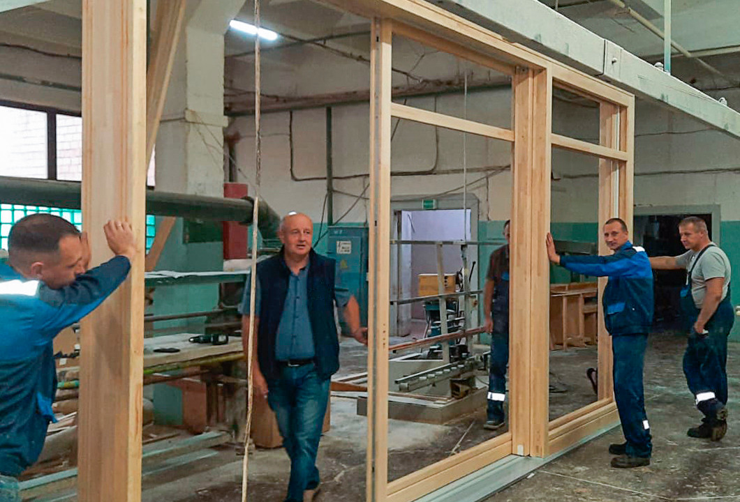 Остекление летней кухни двумя большими HS-порталами и дверью из сосны