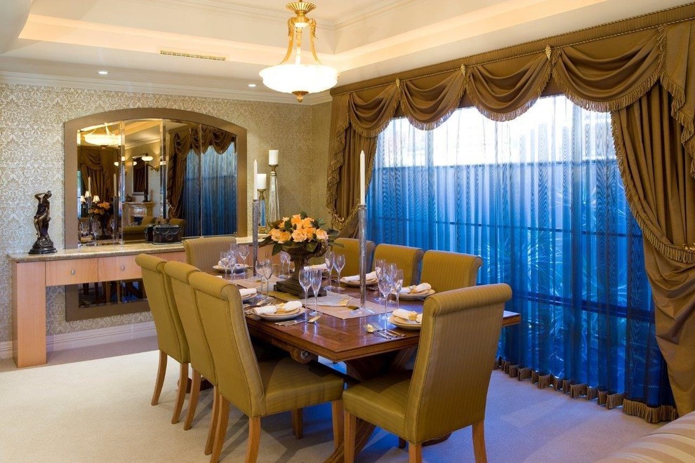 Esempio di una sala da pranzo mediterranea con pareti beige, moquette, pavimento beige, soffitto ribassato e carta da parati