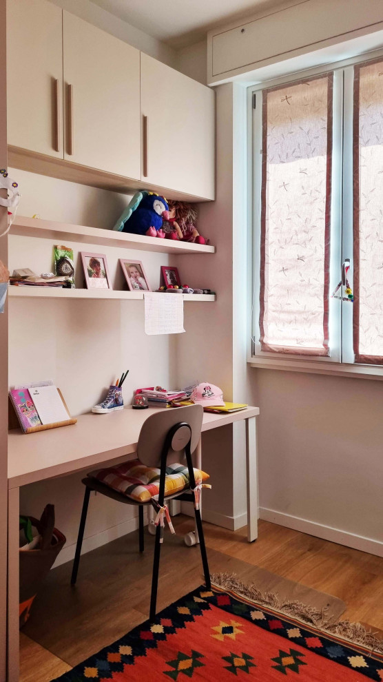 Пример оригинального дизайна: детская среднего размера в современном стиле с рабочим местом, розовыми стенами и паркетным полом среднего тона для ребенка от 4 до 10 лет, девочки