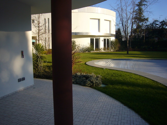 Ville Modena Est contemporary-courtyard