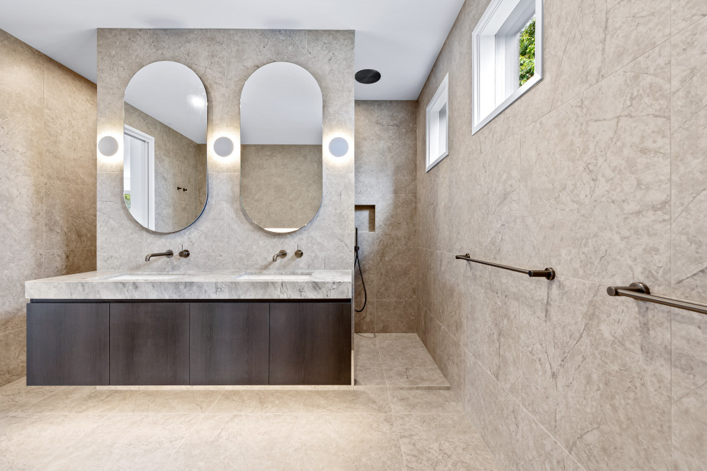 This is an example of a contemporary bathroom in Melbourne.