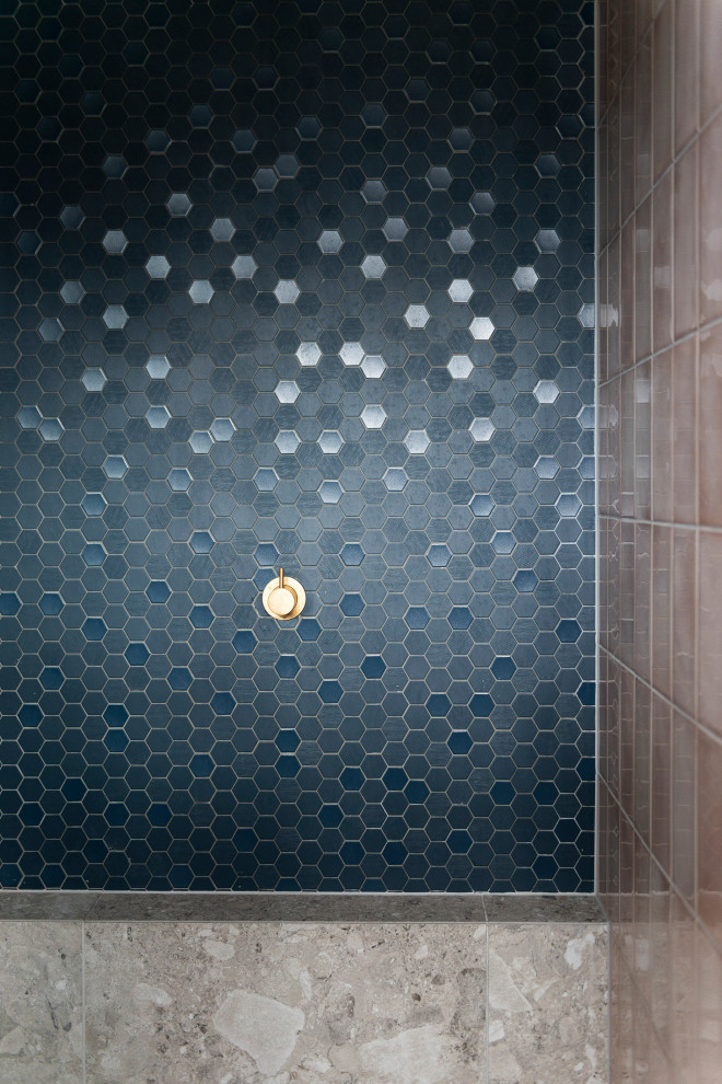 На фото: детская ванная комната среднего размера в морском стиле с плоскими фасадами, синими фасадами, отдельно стоящей ванной, душем без бортиков, унитазом-моноблоком, розовой плиткой, керамогранитной плиткой, синими стенами, полом из керамогранита, настольной раковиной, столешницей из искусственного камня, серым полом, душем с распашными дверями, белой столешницей, нишей, тумбой под одну раковину и подвесной тумбой