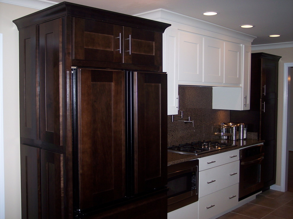 Example of a large transitional u-shaped porcelain tile eat-in kitchen design in Nashville with an undermount sink, shaker cabinets, dark wood cabinets, quartz countertops, stainless steel appliances and beige walls