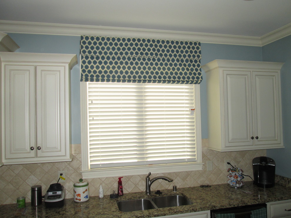 Kitchen - transitional kitchen idea in Cincinnati