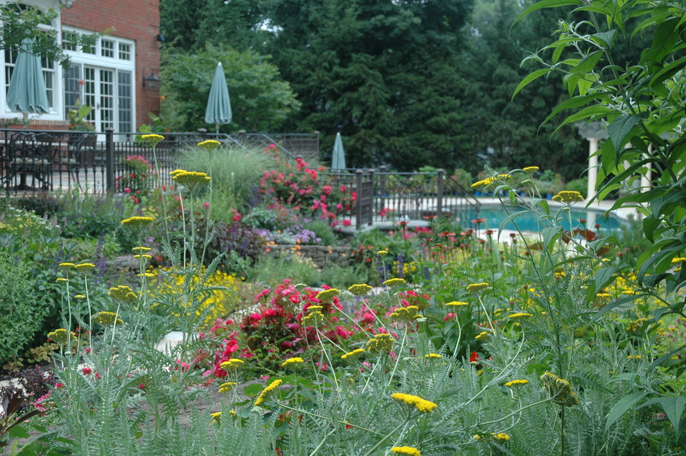 Inspiration for a traditional landscaping in New York.