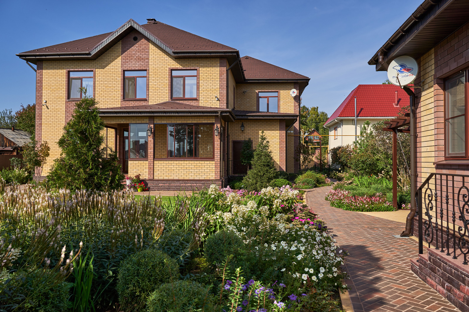 Сад в розовой дымке