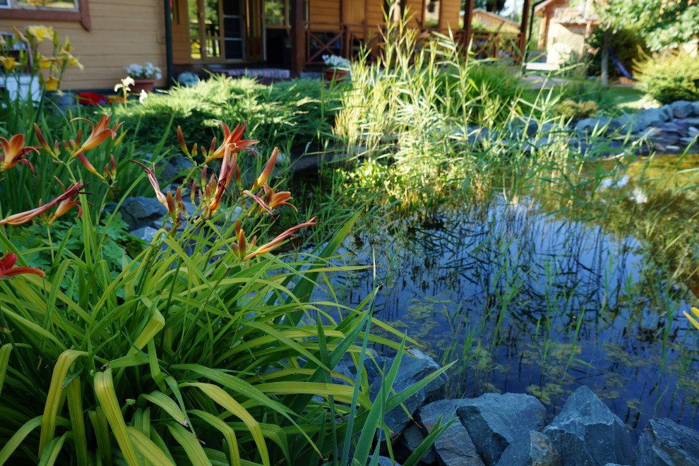 Сад с озером