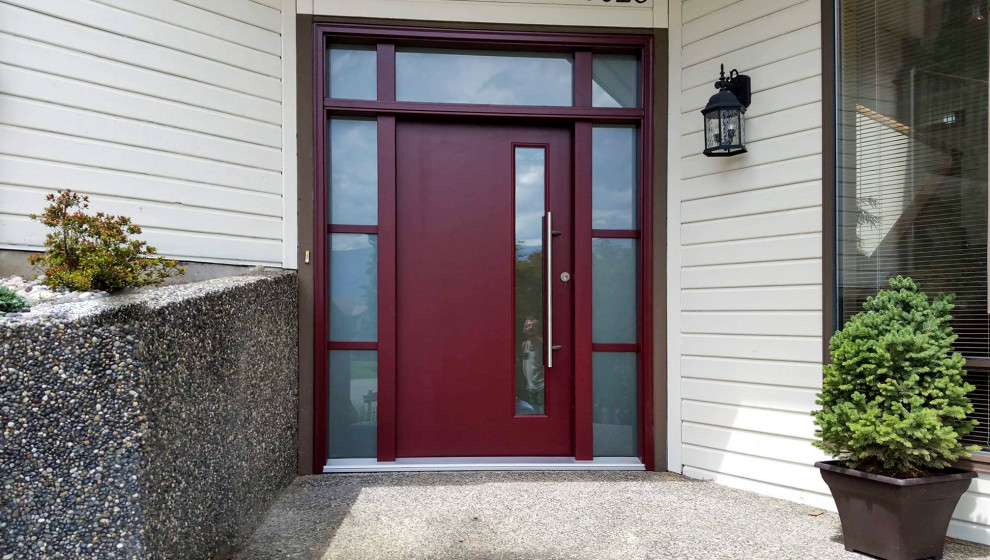 Свежая идея для дизайна: большая входная дверь в стиле модернизм с белыми стенами, полом из ламината, одностворчатой входной дверью и красной входной дверью - отличное фото интерьера