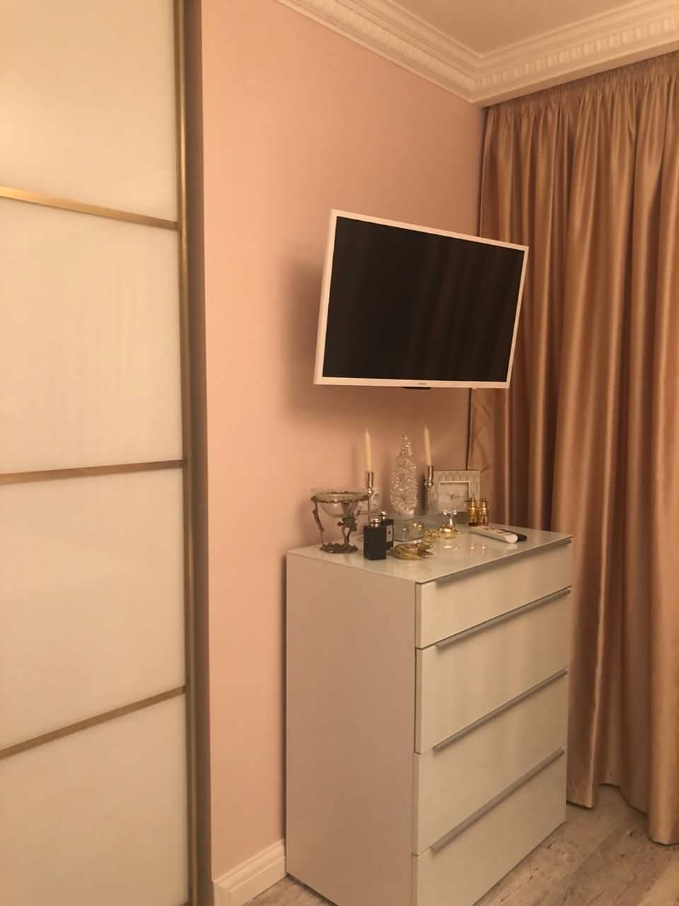 Современный черный