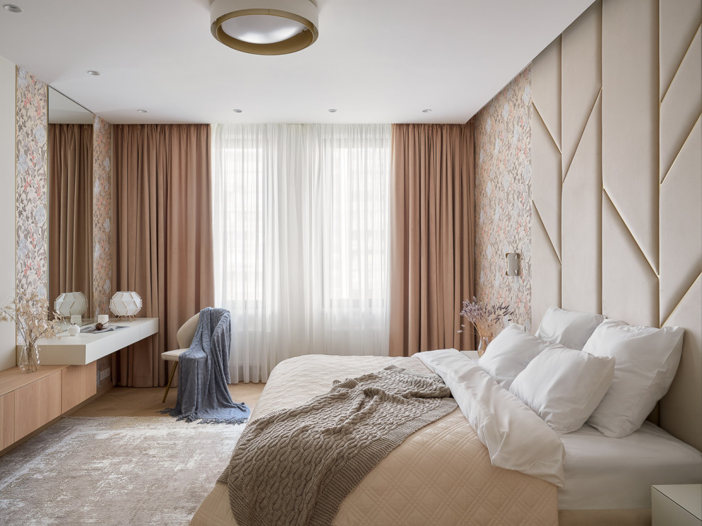 Идея дизайна: хозяйская спальня среднего размера в современном стиле с бежевыми стенами, светлым паркетным полом, бежевым полом, панелями на части стены и акцентной стеной