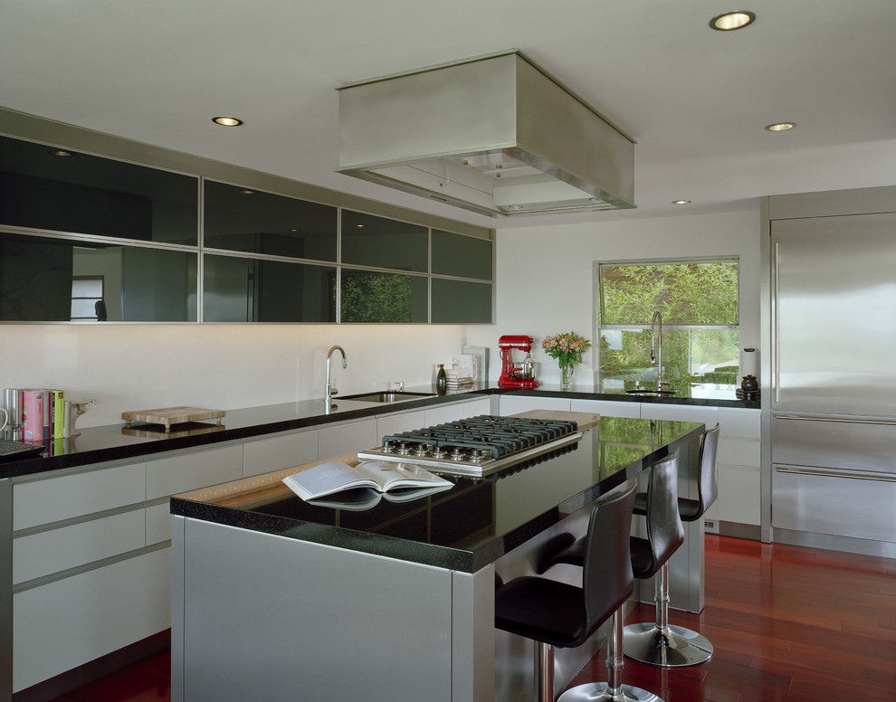 Inspiration for a modern kitchen in Seattle with stainless steel appliances.