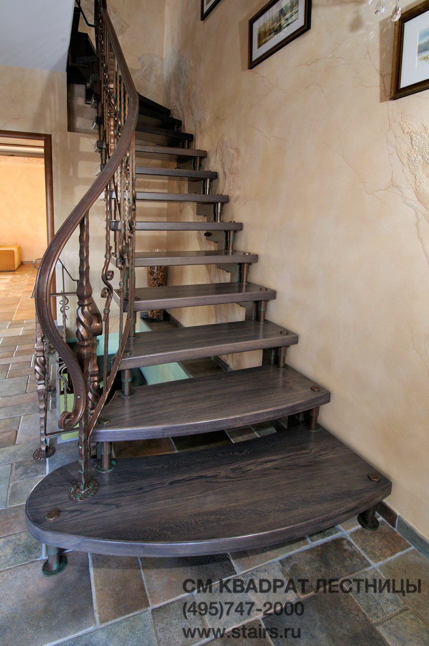 Лестницы на больцах с кованым ограждением