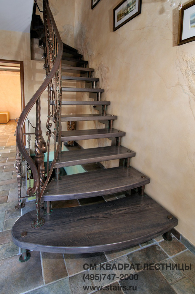 Лестницы на больцах с кованым ограждением